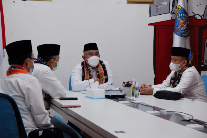 
					Wali Kota Depok Mohammad Idris bersama Sekretaris Daerah Supian Suri dan Asisten Pemerintahan dan Kesejahteraan Sosial Sri Utomo menghadiri Upacara Peringatan Hari Santri Tingkat Provinsi Jawa Barat Tahun 2021 secara virtual di Depok City Operation Room (DeCOR) Balai Kota Depok, Jumat (22/10/21). (JD01/Diskominfo).
