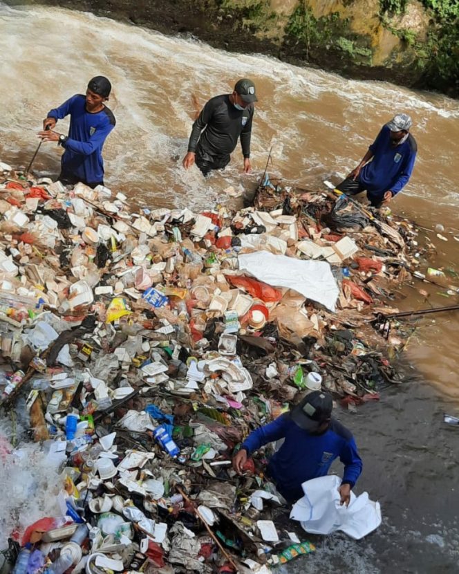 
					Satgas DPUPR melakukan pengangkatan sampah di Kali Cabang Tengah, Jalan Raya Citayam, Kecamatan Cipayung, Jumat (22/10/21). (Foto: istimewa)
