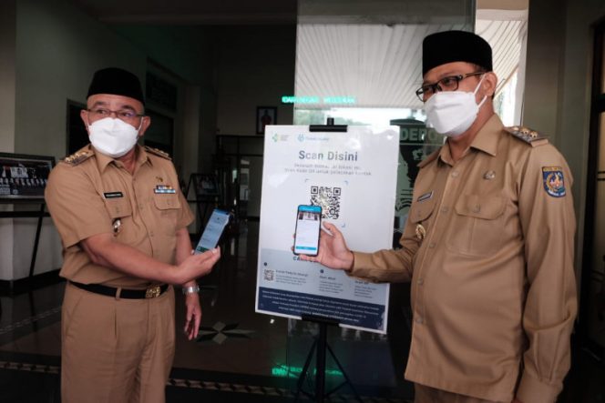 
					Wali Kota Depok Mohammad Idris (kiri) dan Wakil Wali Kota Depok Imam Budi Hartono menjajal scan barcode dengan aplikasi PeduliLindungi di Gedung Balai Kota Depok, (Foto: JD01/Diskominfo) 