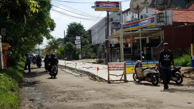 
					Proses Perbaikan Jalan Raya Pasir Putih yang dilakukan secara dua tahap dengan mengerjakan satu sisi lebih dahulu. (Foto : Istimewa)