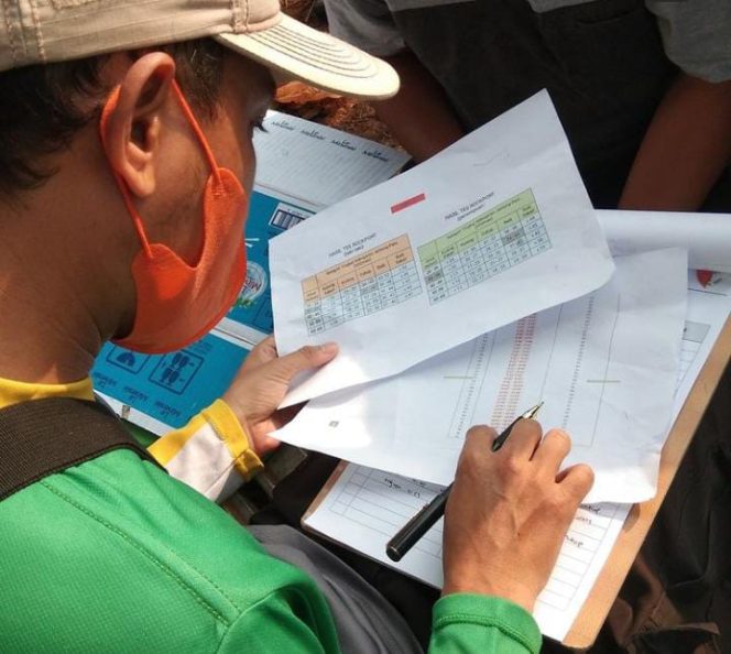 
					Panitia Ketika Mencatat Hasil Peserta (istimewa)