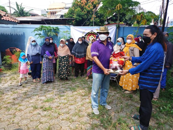 
					Toko Daging Nusantara Gandeng PWI Depok Berbagi Paket Beras ke Warga