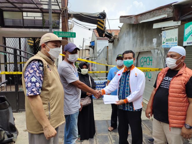 
					Aleg PKS Depok Hafid Nasir Serahkan Donasi Untuk Korban Tertimpa Crane di Depok Jaya