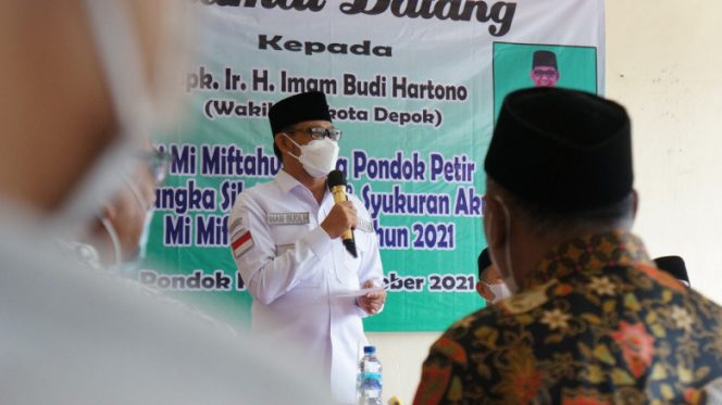 
					Wakil Wali Kota Depok, Imam Budi Hartono saat memberikan sambutan pada acara  silaturahmi dan syukuran akreditasi Madrasah Ibtidaiyah (MI) Miftahul Huda, di Keluran Pondok Petir (Pontir), Kecamatan Bojongsari. (Foto : Diskominfo)