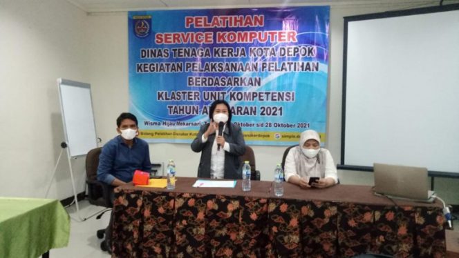 
					Kepala Bidang Pelatihan Produktivitas dan Bina Lembaga Pelatihan Kerja, Disnaker Kota Depok, Tri Asusti (tengah) saat memberikan motivasi kepada peserta Pelatihan Servis Komputer di Wisma Hijau, Kamis (28/10/21). (Foto : Istimewa)