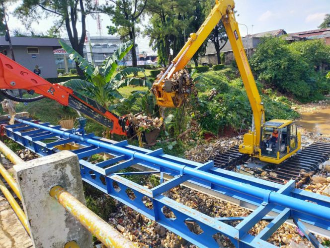 
					Satgas DPUPR Kota Depok membersihkan sampah di Kali Baru (depan PT YKK), Kecamatan Cimanggis, Selasa (02/11/21). (Foto: istimewa)