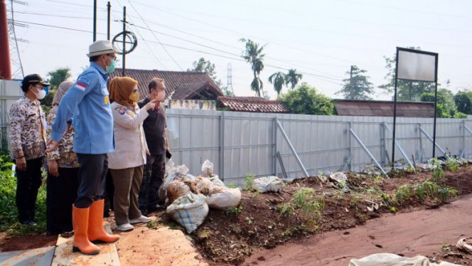 
					Wakil Wali Kota Depok, Imam Budi Hartono bersama Kepala Satpol PP Kota Depok, N. Lienda Ratnanurdianny saat meninjau lahan yang tanah masuk kejalan sehingga mengakibatkan jalan menjadi licin di Kelurahan Rangkapan Jaya, Kecamatan Pancoran Mas. (Foto Diskominfo)

