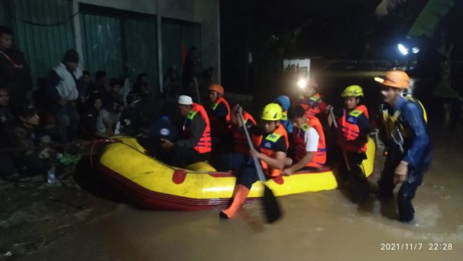
					Ilustrasi evakuasi dengan menggunakan perahu karet, Damkar Depok berhasil mengevakuasi warga yang rumahnya terendam air. (Foto : Istimewa).