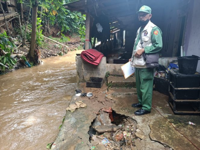 
					Salah satu petugas saat meninjau lokasi banjir. (Foto: istimewa)