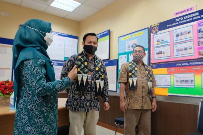 
					Ketua TP-PKK Kota Depok, Elly Farida (kiri), saat mendampingi tim verifikasi lapangan Lomba Posyandu tingkat Provinsi Jawa Barat Tahun 2021 di Posyandu Karunia RW 01 Kelurahan Beji Timur, Kamis (11/11/21). (Foto: Diskominfo)