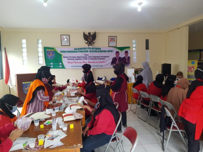 
					Kegiatan pelatihan Usaha Peningkatakan Pendapatan Keluarga Sejahtera (UPPKS) di Aula Kantor Kelurahan Baktijaya. (Foto: Diskominfo)