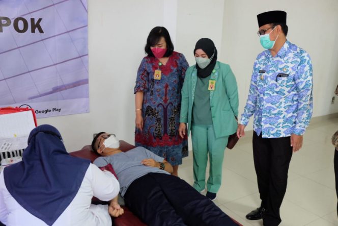 
					Wakil Wali Kota Depok Imam Budi Hartono saat meninjau pelaksanaan donor darah di RS Hermina Depok. (Foto: JD01)