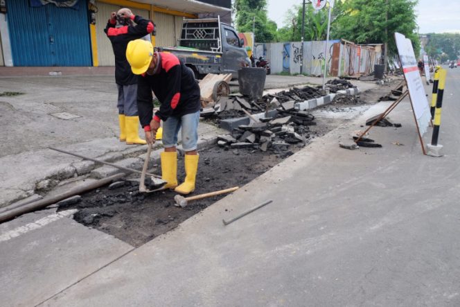 
					Penataan trotoar dan saluran inlet oleh petugas di Jalan Raya Margonda, Jumat (19/11/21). (Foto: JD 01/Diskominfo)