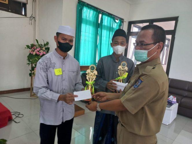 
					Ketua LPTQ Kecamatan Cilodong, Jarkasih memberikan hadiah kepada juara pemenang lomba Seleksi Tilawatil Quran dan akan mengikuti lomba MTQ XXII tingkat Kota Depok, belum lama ini. (Foto: istimewa)