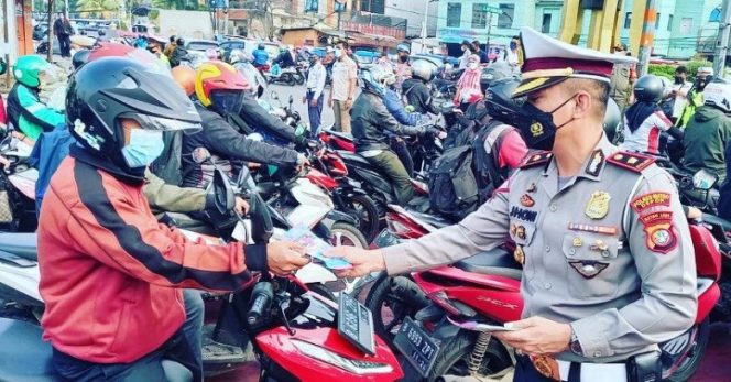 
					Kepala SatuanLalu Lintas (Kasat Lantas) Polres Metro Depok,Kompol Jhoni Eka Putra  saat melakukan sosialisasi di Jalan Margonda Raya. (Foto : Istimewa)