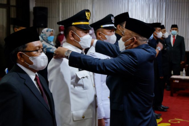 
					Wali Kota Depok Mohammad Idris saat melantik Pejabat Pimpinan Tinggi Pratama, Administrator, Pengawas, Jabatan Fungsional dan Kepala Unit Pelaksana Teknis Daerah (UPTD) Pendidikan di lingkungan Pemerintah Kota Depok di Ruang Edelweis, lantai 5, Gedung Balai Kota, Rabu (24/11/21). (Foto: Diskominfo).