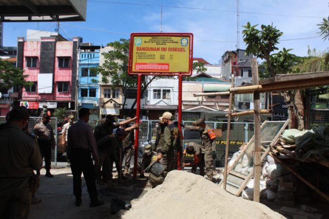 
					Tim gabungan Satpol PP Kota Depok, TNI, dan Polri saat melakukan penyegelan bangunan kafe di Jalan Margonda Raya. (Foto: Istimewa)