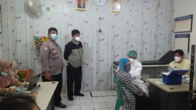 
					Vaksinasi di RW 20 Kelurahan Cilangkap. (Foto : Istimewa)