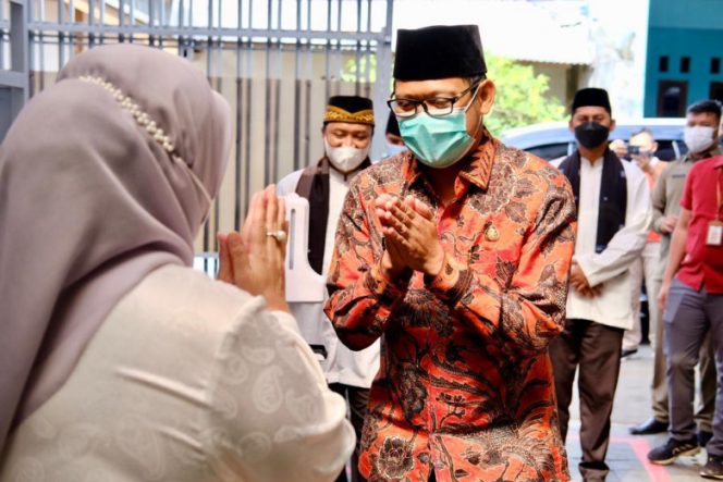 
					Wakil Wali Kota, Imam Budi Hartono saat menghadiri acara Tasmi' Alquran di SDIT Al-Haraki, Pancoran Mas. (Foto : Diskominfo)