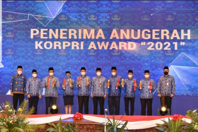 
					Ketua KORPRI Kota Depok, Supian Suri (kedua dari kanan) saat menerima penghargaan anugerah KORPRI Award dalam kategori kepengurusan secara Nasional oleh Dewan Pengurus Nasional KORPRI, di Auditorium Gedung Manggala Wannabakti, Senayan, Jakarta, Senin (29/11/21). (Foto: istimewa)