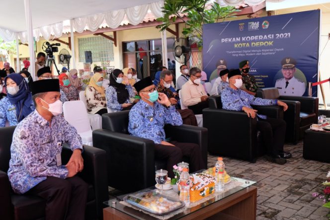 
					Wakil Wali Kota Depok Imam Budi Hartono didampingi Asisten Ekonomi dan Pembangunan Sidik Mulyono dan Staf Ahli Bidang Politik, Hukum dan Pemerintahan Fitriawan membuka secara resmi Pekan Koperasi Kota Depok Tahun 2021 yang diselenggarakan oleh Dinas Koperasi dan Usaha Mikro (DKUM) di Halaman Gedung Dekranasda Kota Depok, Senin (29/11/21). (JD01/EUD02)