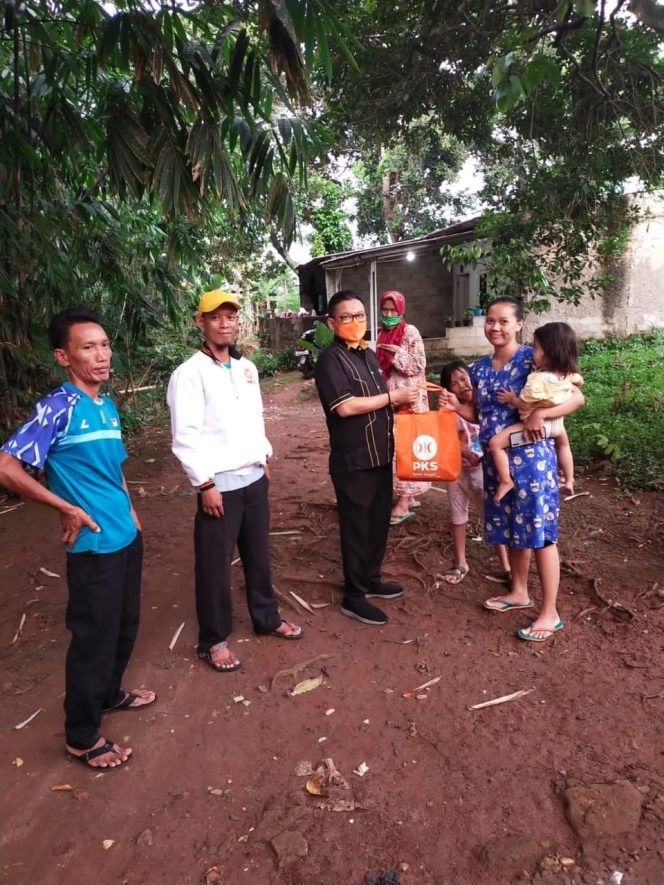 
					Senin (08/11/2021) Pengurus PKS Kelurahan Grogol mendampingi Ketua DPRD Kota Depok, HTM Yusufsyah Putra memberikan bantuan bagi warga terdampak banjir di wilayah RT.06/RW.07 Kelurahan Grogol, Kota Depok.