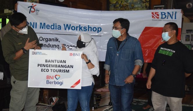 
					Sumber : Dokumen BNI

MEGA MENDUNG -- PT Bank Negara Indonesia (Persero) Tbk. terus memberikan dukungan pada Hutan Organik Megamendung, kali ini, BNI menyalurkan bantuan berupa penguatan kapasitas Kelompok Tani Hutan Organik Megamendung untuk membangun ekowisata.