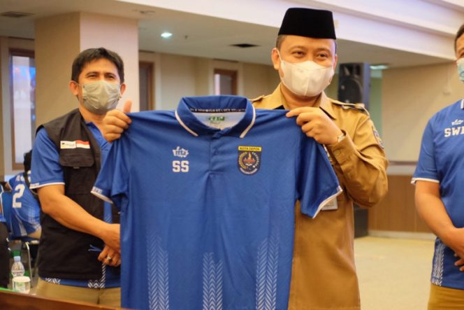 
					Sekretaris Daerah (Sekda) sekaligus Ketua Dewan Pengurus KORPRI Kota Depok Supian Suri saat memperkenalkan jersey PS. KORPRI Depok di aula Lantai 10 Gedung Dibaleka II, Selasa (30/11/21). (Foto : JD 01/Diskominfo)