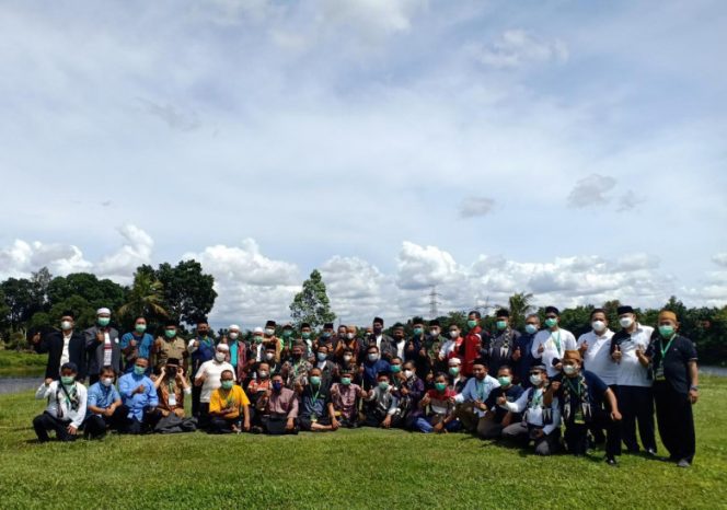 
					Wali Kota Depok, Mohammad Idris bersama puluhan peserta Munas IKADI 2021 foto bersama di sekitar area Situ Tujuh Muara, Kecamatan Bojongsari, Minggu (12/12/21). (Foto: JD 05/Diskominfo)