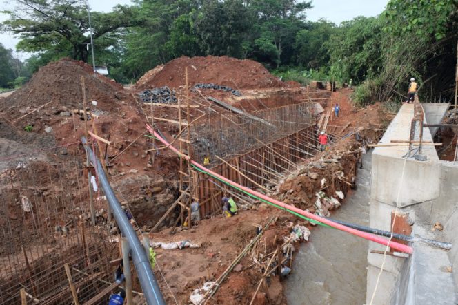 
					Progres pembangunan jembatan Grand Depok City (GDC) yang sudah memasuki tahap pengecoran opritan. (Foto: JD 01/Diskominfo).