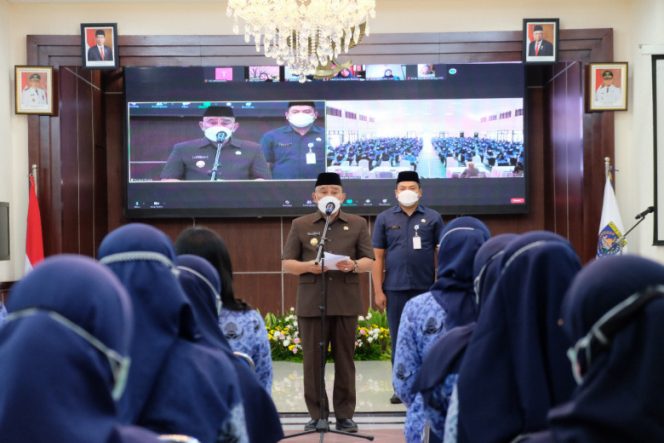 
					Wali Kota Depok, Mohammad Idris saat memberikan sambutan pada acara penyerahan SK PNS Kota Depok Tahun 2021, di Aula Teratai, Balai Kota, Selasa (14/12/21).  (Foto: Diskominfo)