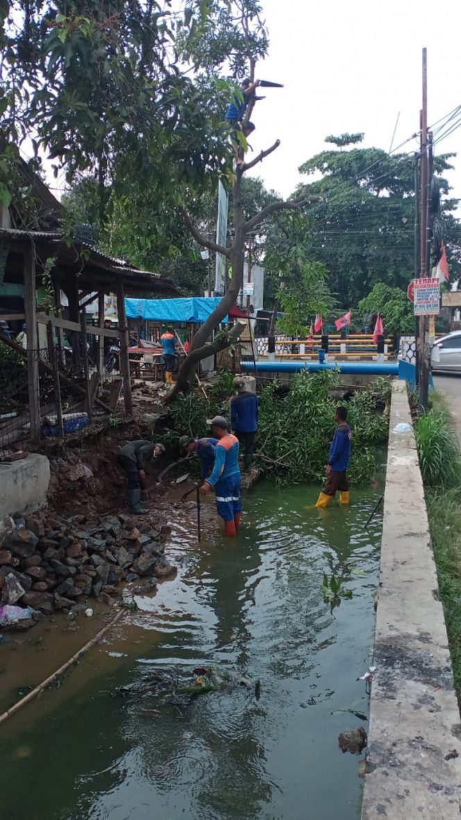 
					Satgas Dinas PUPR Kota Depok melakukan perbaikan sementara ambrolnya turap Outlet Situ Cilangkap, Kelurahan Cilangkap, Kecamatan Tapos, Rabu (15/12/21). (Foto: istimewa)