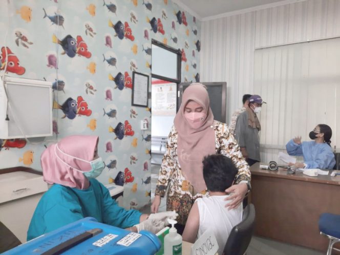 
					Pelaksanaan vaksinasi Covid-19 di UPTD Puskesmas Cimanggis. (Foto:  Istimewa)