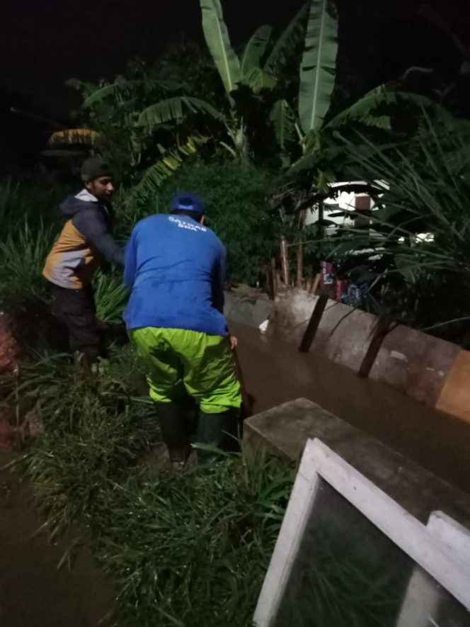 
					Satgas DPUPR Kota Depok diterjunkan untuk melakukan penanganan tanggul jebol di Kali Angke, Jalan Mandor Tajir, Kelurahan Pondok Petir, Kecamatan Bojongsari, kemarin (16/12/21) malam. (Foto: istimewa)