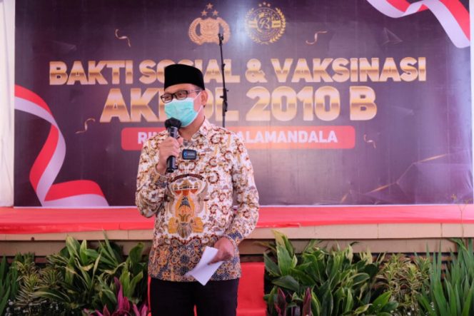 
					Wakil Wali Kota Depok, Imam Budi Hartono meninjau pelaksanan Bakti Sosial dan Vaksiansi yang digagas Akademi Kepolisian (Akpol) 2010 B Rinaksa Sakamanggala di SDN Sukamaju 02, Kelurahan Jatijajar, Kamis (29/12/21). (Foto : JD01/Diskominfo)