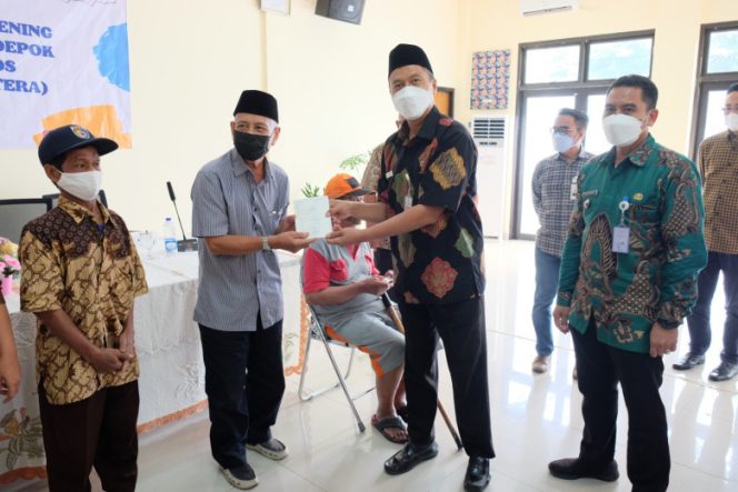 
					Asisten Asisten Ekonomi dan Pembangunan Sekretariat Daerah (Sekda) Kota Depok, Sidik Mulyono saat menyerahkan secara simbolis KDS kepada warga Sukmajaya. (Foto: JD01/Diskominfo)