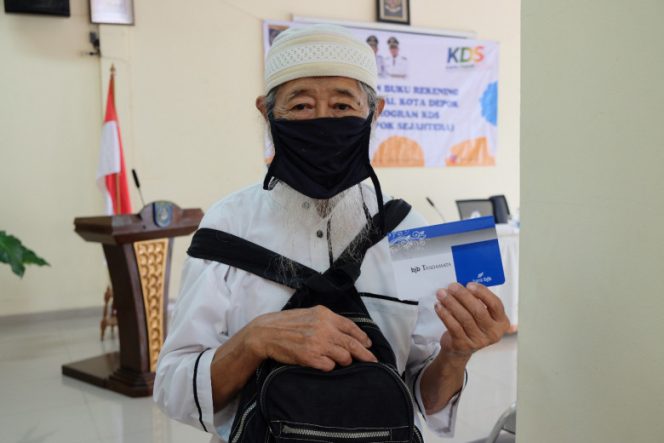 
					Lusiyana warga Kelurahan Cisalak yang mendapatkan bantuan KDS. (Foto: JD01/Diskominfo)