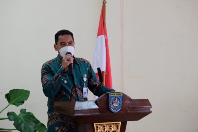 
					Camat Sukmajaya, Fery Birowo, saat pembagian KDS di Kecamatan Sukmajaya, Jumat (24/12/21). (Foto: Diskominfo)