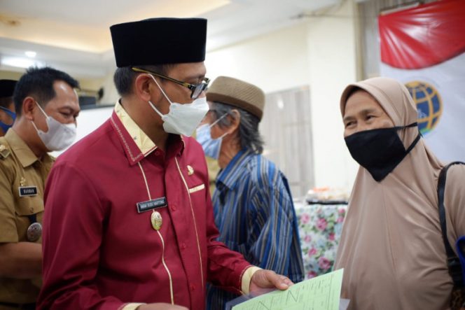 
					Wakil Wali Kota Depok, Imam Budi Hartono (IBH) didampingi Camat Cimanggis, Abdurrahman membagikan sertifikat PTSL kepada warga Mekarsari di aula Kecamatan Cimanggis, Selasa (28/12/21). (Foto : JD01/Diskominfo).