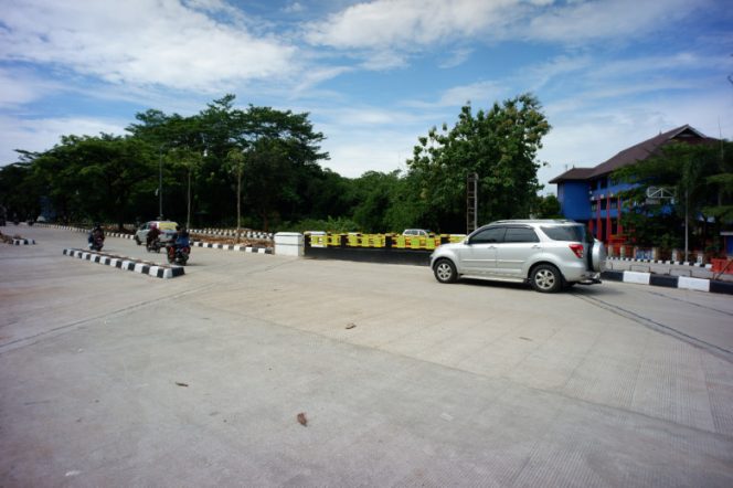 
					Sejumlah kendaraan tengah melintasi jembatan yang baru selesai dibangun di area GDC, Kelurahan Tirtajaya, Kecamatan Sukmajaya. (Foto: JD 01/Diskominfo).