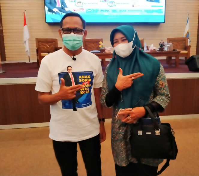 
					Foto Lilis Latifah bersama dengan Imam Budi Hartono pada acara bedah buku Anak Tukang Becak Jadi Wakil walikota.