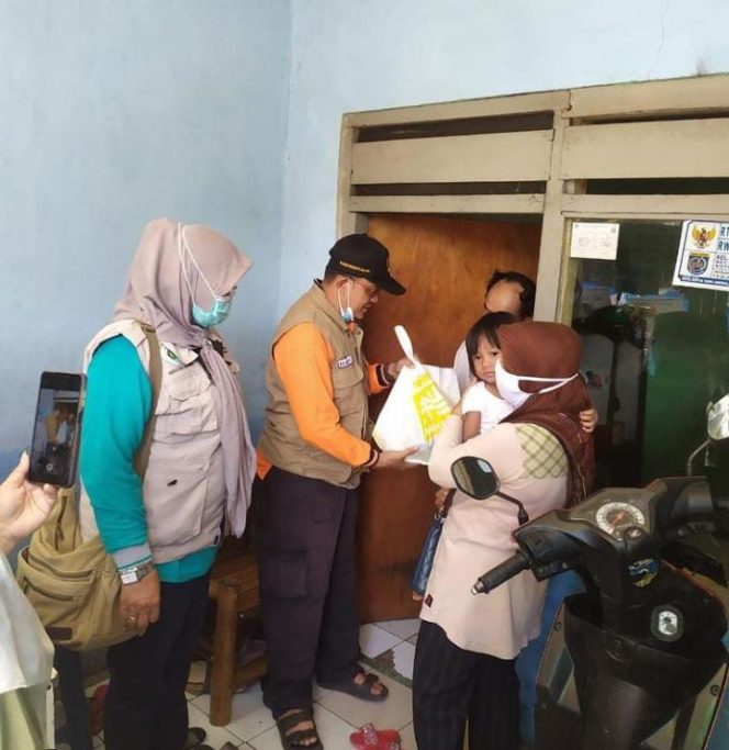 
					Warga RW 06 Kelurahan Pancoran Mas Sakit, Aleg PKS Depok Imam Musanto Jenguk dan Berikan Santunan