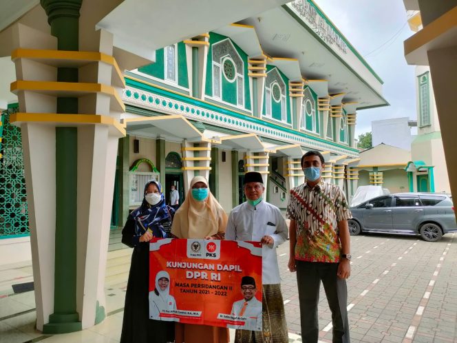 
					Kundapil di Depok, Nur Azizah Berikan Bantuan Karpet Masjid