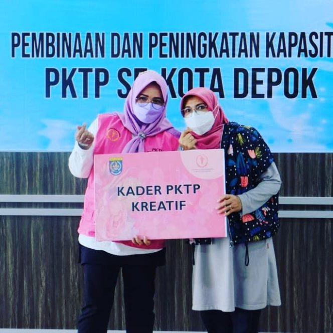 
					Kader PKTP Pancoran Mas, Rosanah (kiri) menerima penghargaan dari Ketua YKI Kota Depok, Bunda Elly Farida sebagai Kader PKTP Kreatif tingkat Kota Depok, saat acara Peningkatan kapasitas kader PKTP di Alun-Alun Kota Depok, belum lama ini. (Foto: istimewa).