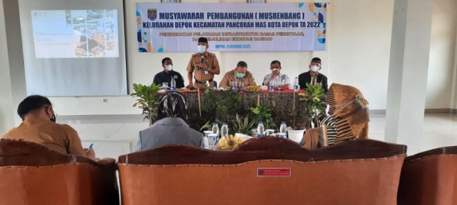 
					Lurah Depok, Herman saat membuka acara Musrenbang tahun 2023 di Aula Kelurahan Depok, Pancoran Mas, Selasa (11/01/22). (Foto: JD 05/Diskominfo)