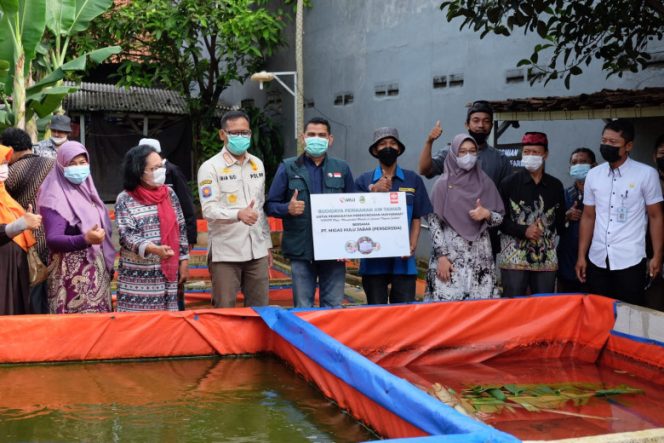 
					Wakil Wali Kota Depok, Imam Budi Hatono saat menghadiri penyerahan bantuan CSR dari PT Migas Hulu Jabar di Demplot Lele Pendowo, Kecamatan Limo. (Foto : JD01/Diskominfo)