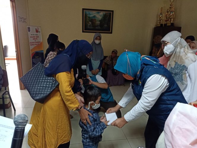 
					Kepala Dinkes Provinsi Jabar, Nina Susana Dewi saat menyerahkan bantuan kepada warga terdampak Covid-19 di Kantor Dinkes Kota Depok. (Foto: Istimewa)