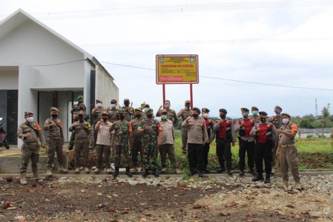 
					Tim Gabungan Satpol PP, TNI, dan Polri usai melakukan penyegelan Perumahan Bedahan. (Foto: Istimewa)