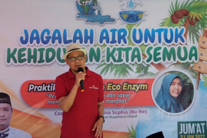 
					Wakil Wali Kota Depok, Imam Budi Hartono (IBH) saat menghadiri acara pembuatan cairan eco enzyme di Taman Merdeka, Kecamatan Sukmajaya, Jumat (21/01/22). (Foto: Diskominfo)