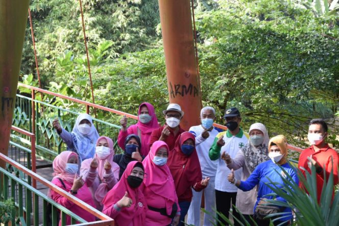 
					Wakil Wali Kota Depok Imam Budi Hartono (IBH) bersama Anggota Komisi C DPRD Kota Depok, Sri Utami meninjau jembatan Indiana Jones di PGS. (Foto: Istimewa)